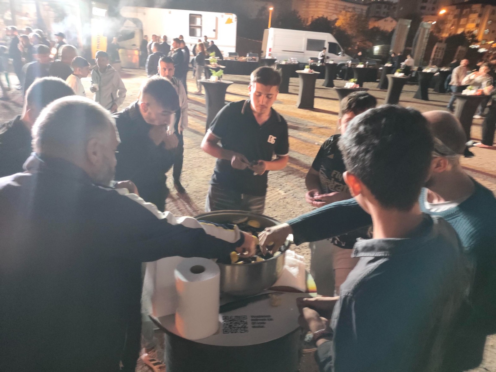 Açık hava etkinliğinde Midyet servisi